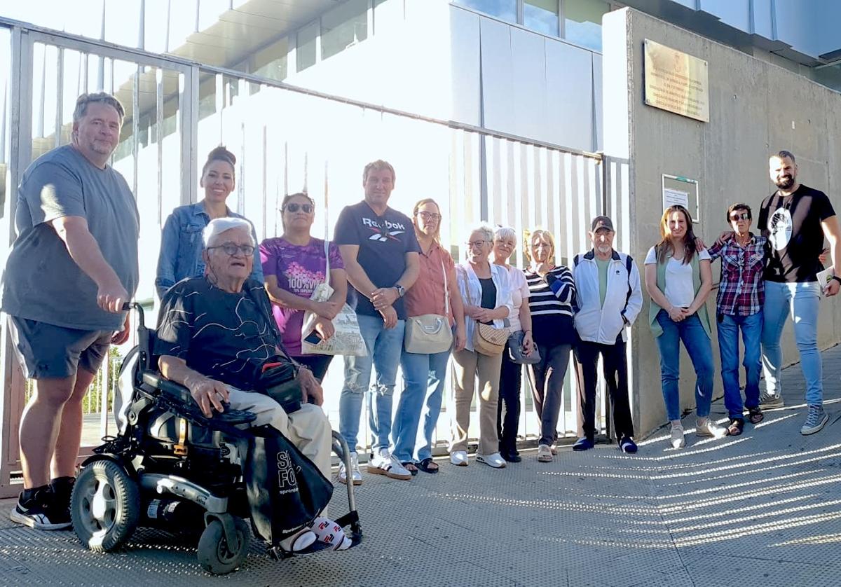 Concentración en el acceso al Centro de Salud de Huétor Vega.