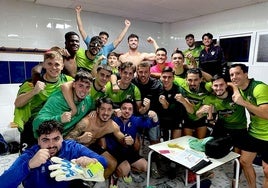 El CD Huétor Vega celebra la victoria en el Miguel Moranto.