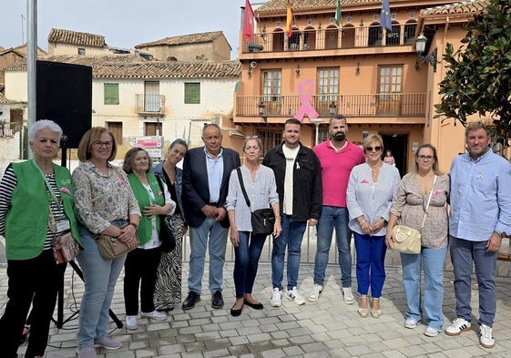 Acto simbólico en la Plaza del Mentidero, junto al Ayuntamiento de Huétor Vega.