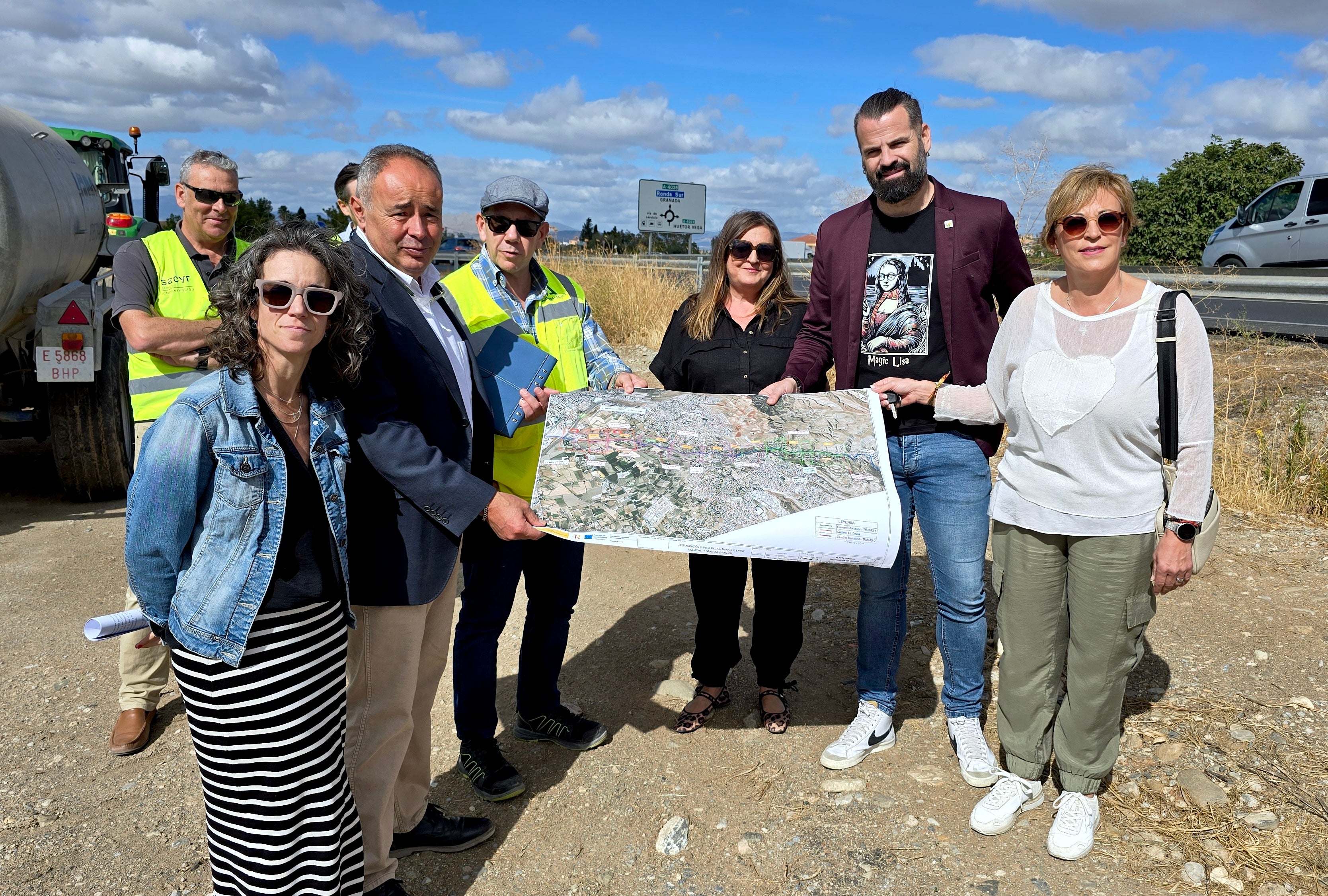 Miembros de la corporación municipal, con el estudio de pasos de peatones.