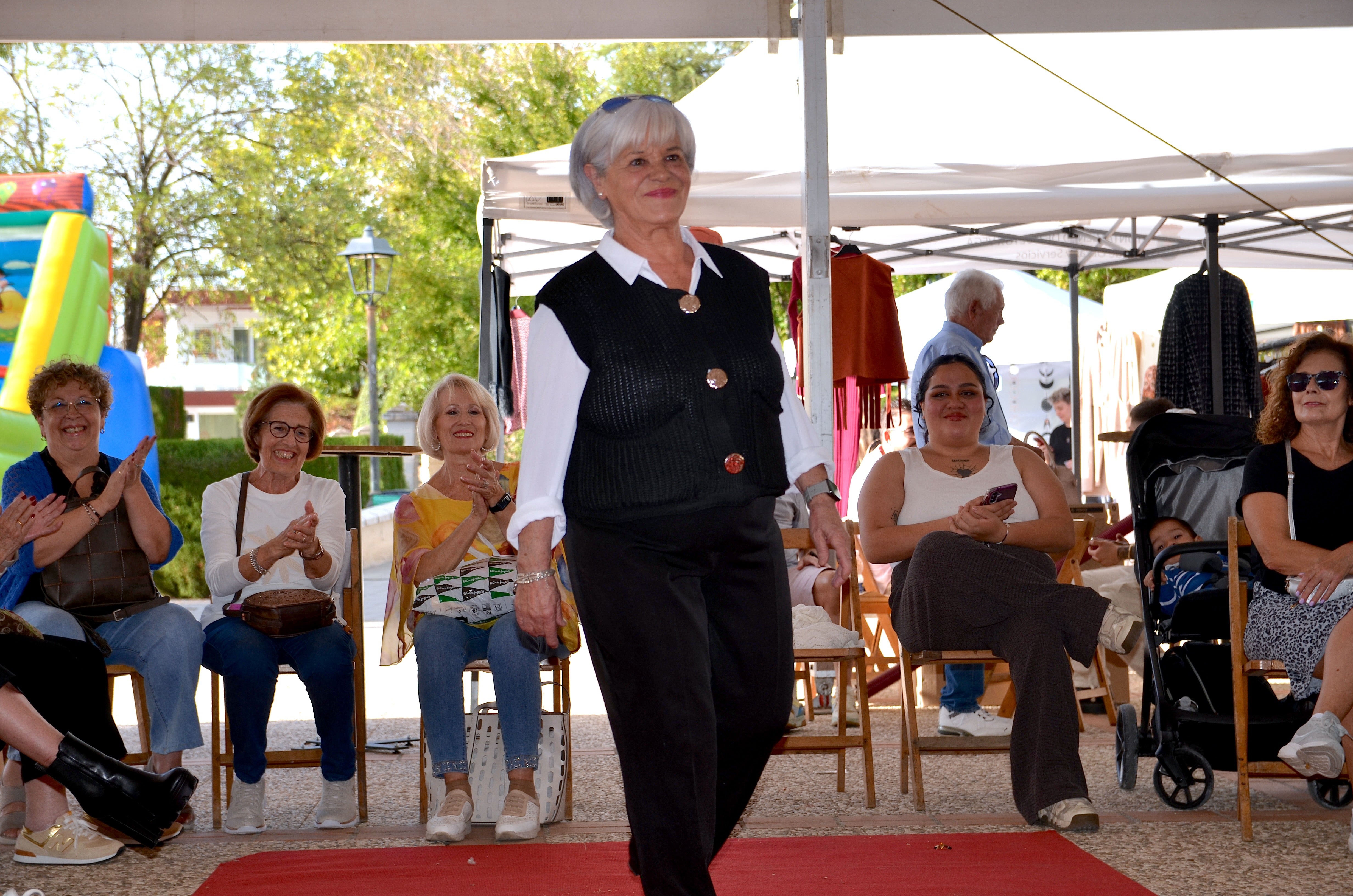 El comercio local desfila en Huétor Vega