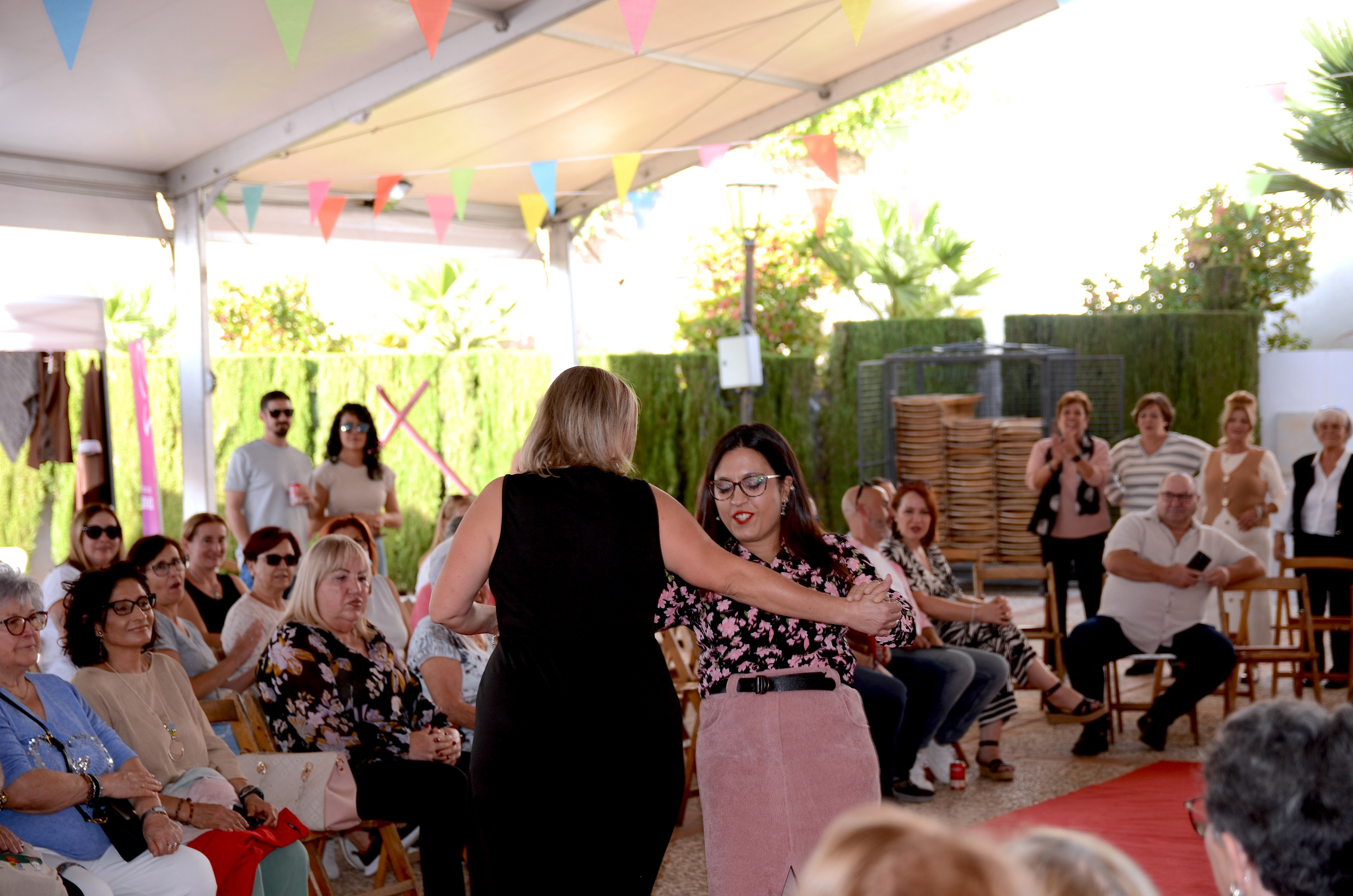 El comercio local desfila en Huétor Vega