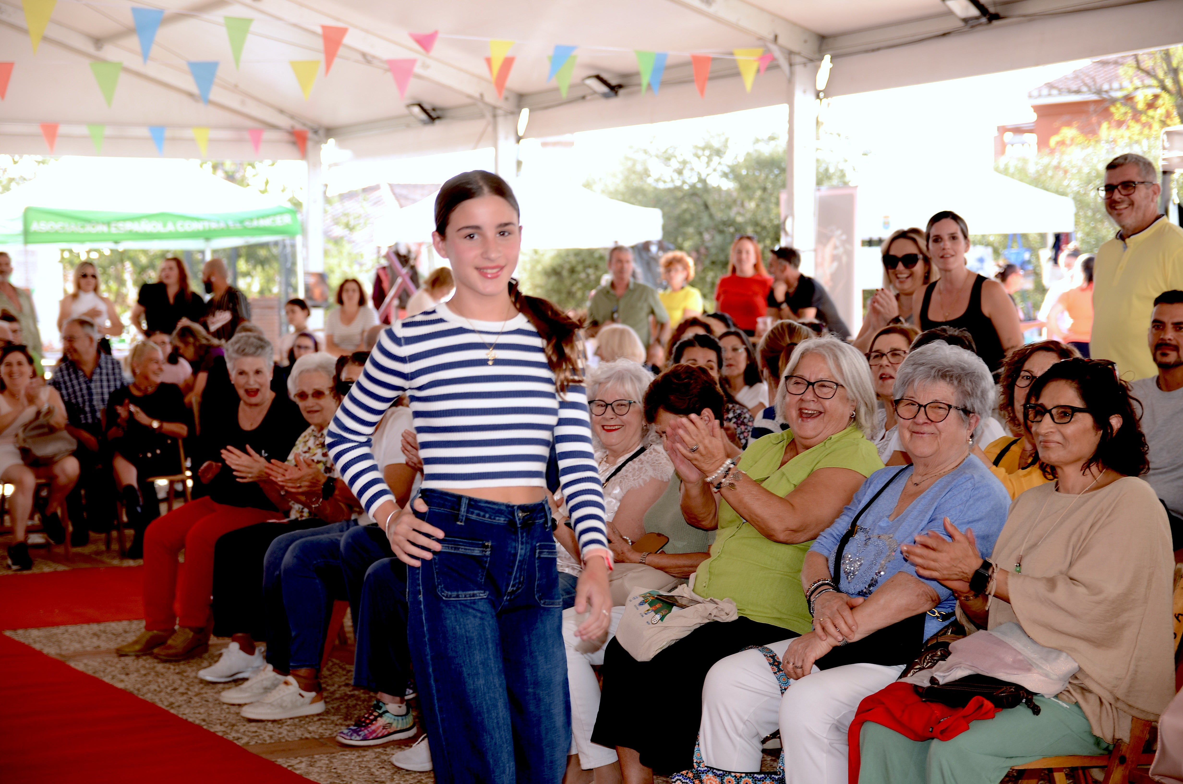 El comercio local desfila en Huétor Vega