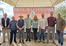La concejala de Fiestas y el alcalde, con los bodegueros y negocios participantes en la Fiesta de la Vendimia.