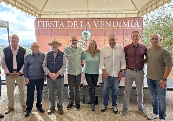 La concejala de Fiestas y el alcalde, con los bodegueros y negocios participantes en la Fiesta de la Vendimia.