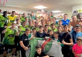 Alegría en el vestuario tras vencer 3-1 a los malagueños de El Palo.
