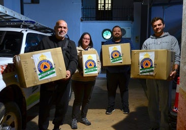 Ignacio, Jessica, Jaime y Álvaro, cargando cajas para Valencia en la sede de Protección Civil de Huétor Vega.