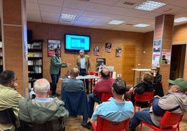 Asamblea informativa en Huétor Vega, con Francisco Cuenca y Mario del Paso.