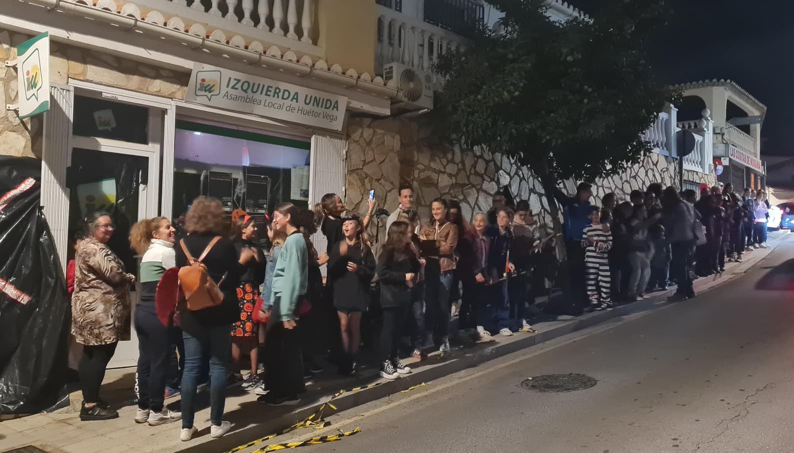 Cola para acceder al pasaje del terror de IU Huétor Vega.