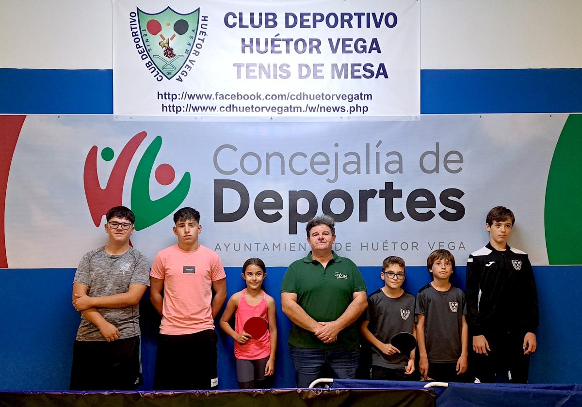 El joven equipo provincial del CD Huétor Vega Tenis de Mesa, a la derecha.