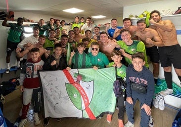 Alegría en el vestuario en Las Viñas tras la sólida victoria ante el Atlético Porcuna.
