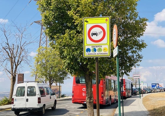 Señal de la ZBE, en la salida de Huétor Vega por el Camino de los Neveros