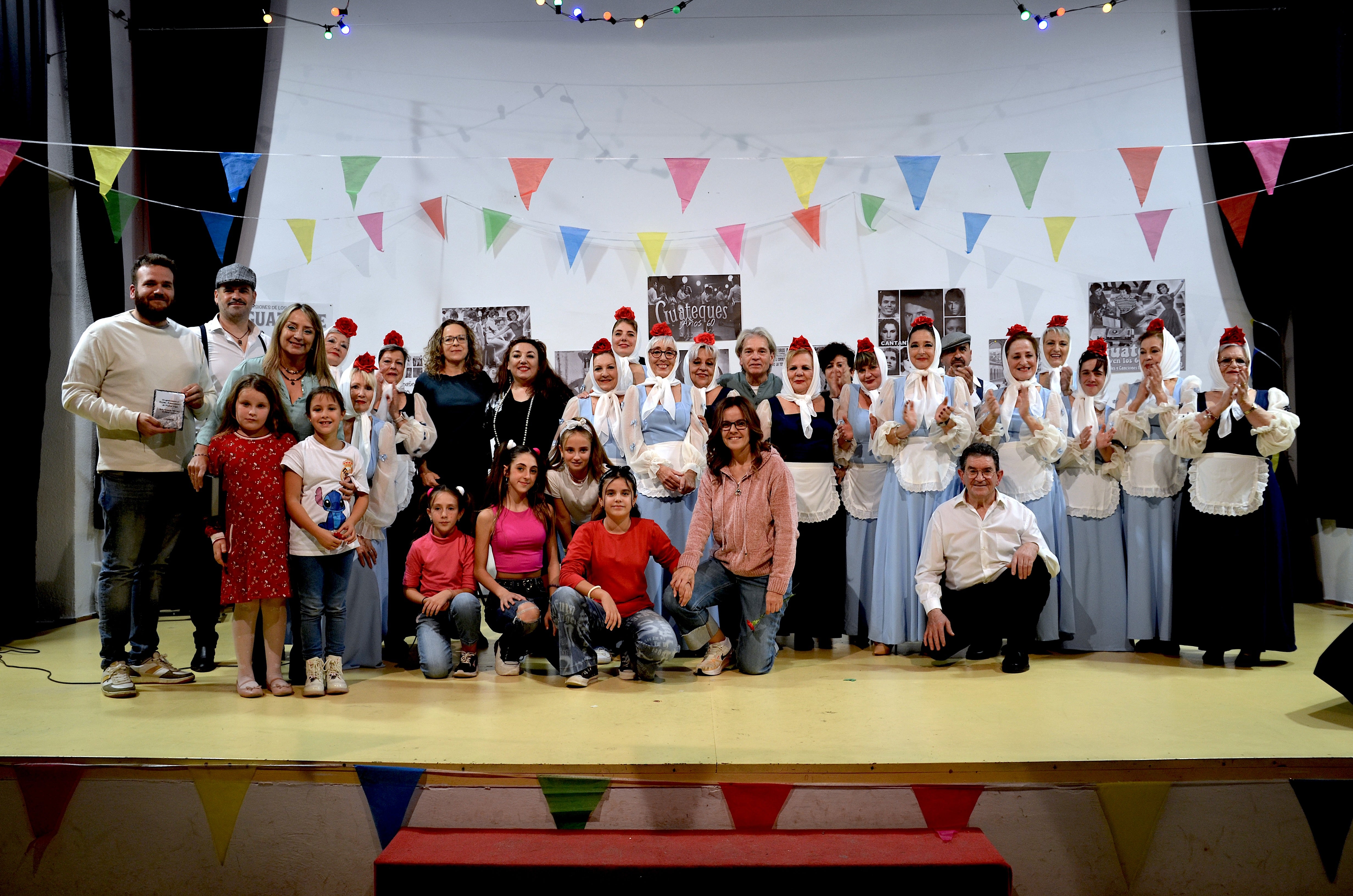 Foto de familia al final de la gala solidaria celebrada el 13 de noviembre en el Centro Social La Nava de Huétor Vega.