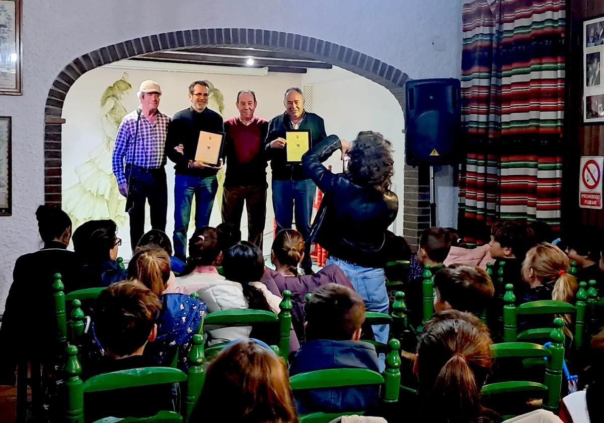 Concesión de la insignia de plata a los socios Ángel Moreno y Mario del Paso.