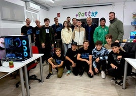 LAN Party en Huétor Vega, con un ambiente de convivencia intergeneracional.