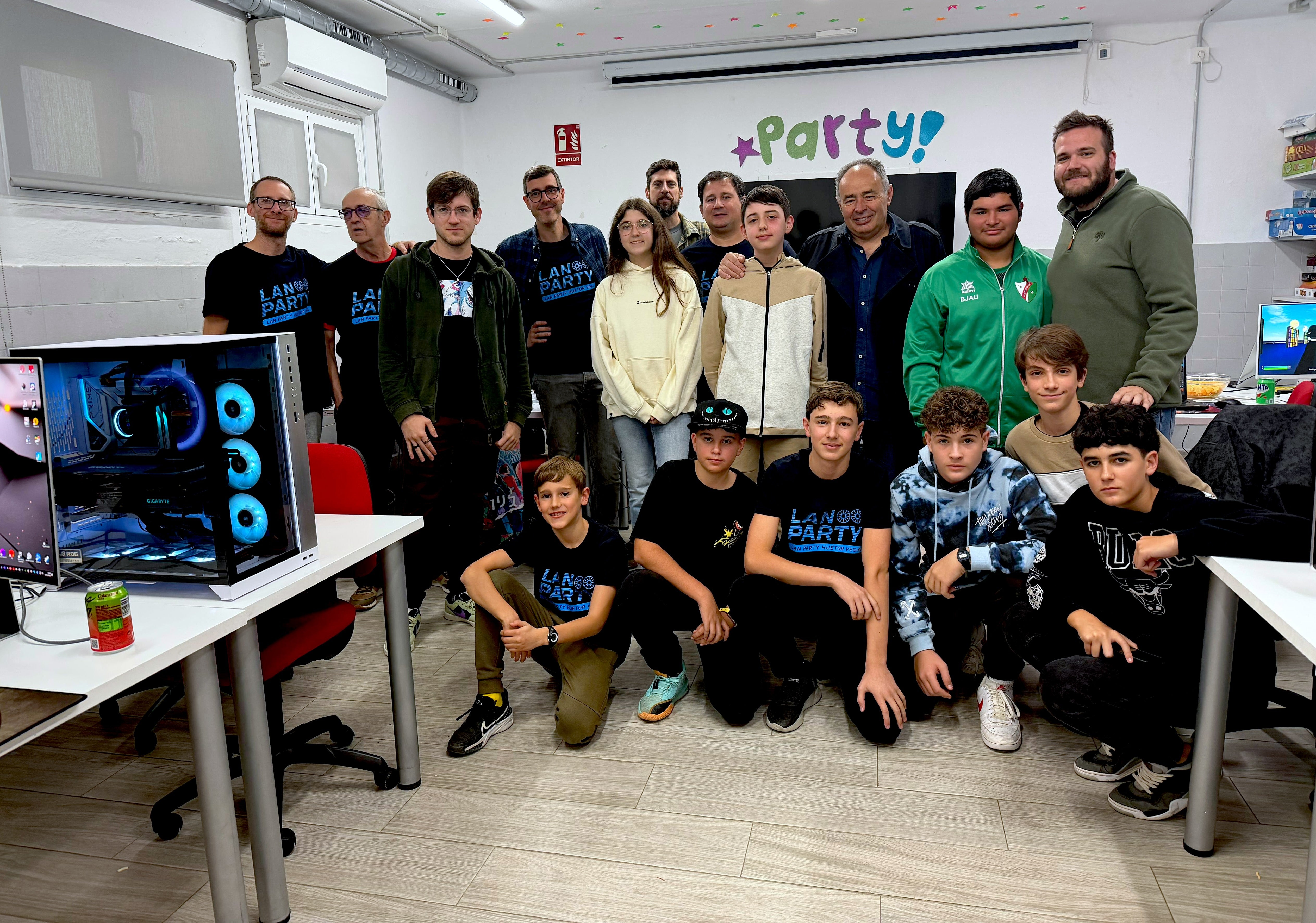LAN Party en Huétor Vega, con un ambiente de convivencia intergeneracional.