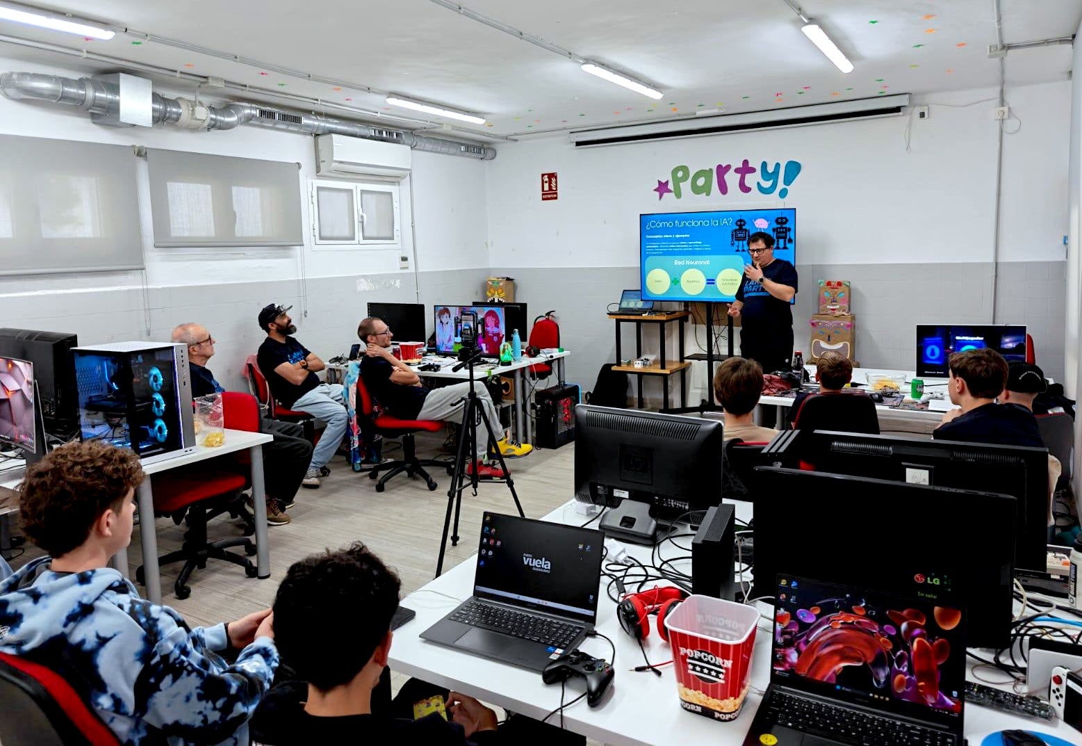 El dinamizador del Punto Vuela explica en el Espacio Joven cómo funciona la inteligencia artificial.