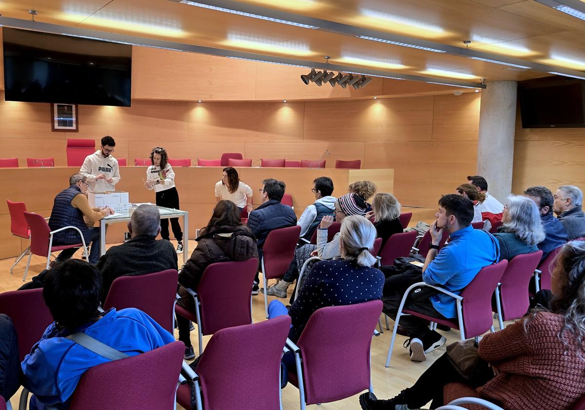 Sorteo público de las parcelas entre las personas adjudicatarias.