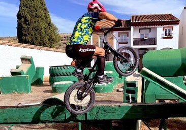 Raúl Herrera, mostrando su destreza sobre dos ruedas en el Circuito Municipal de Huétor Vega.