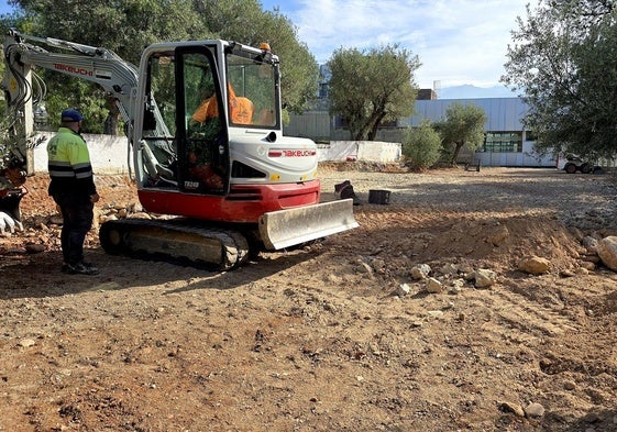 Acondicionamiento del solar situado junto al Centro de Salud para habilitar unas pistas de petanca.