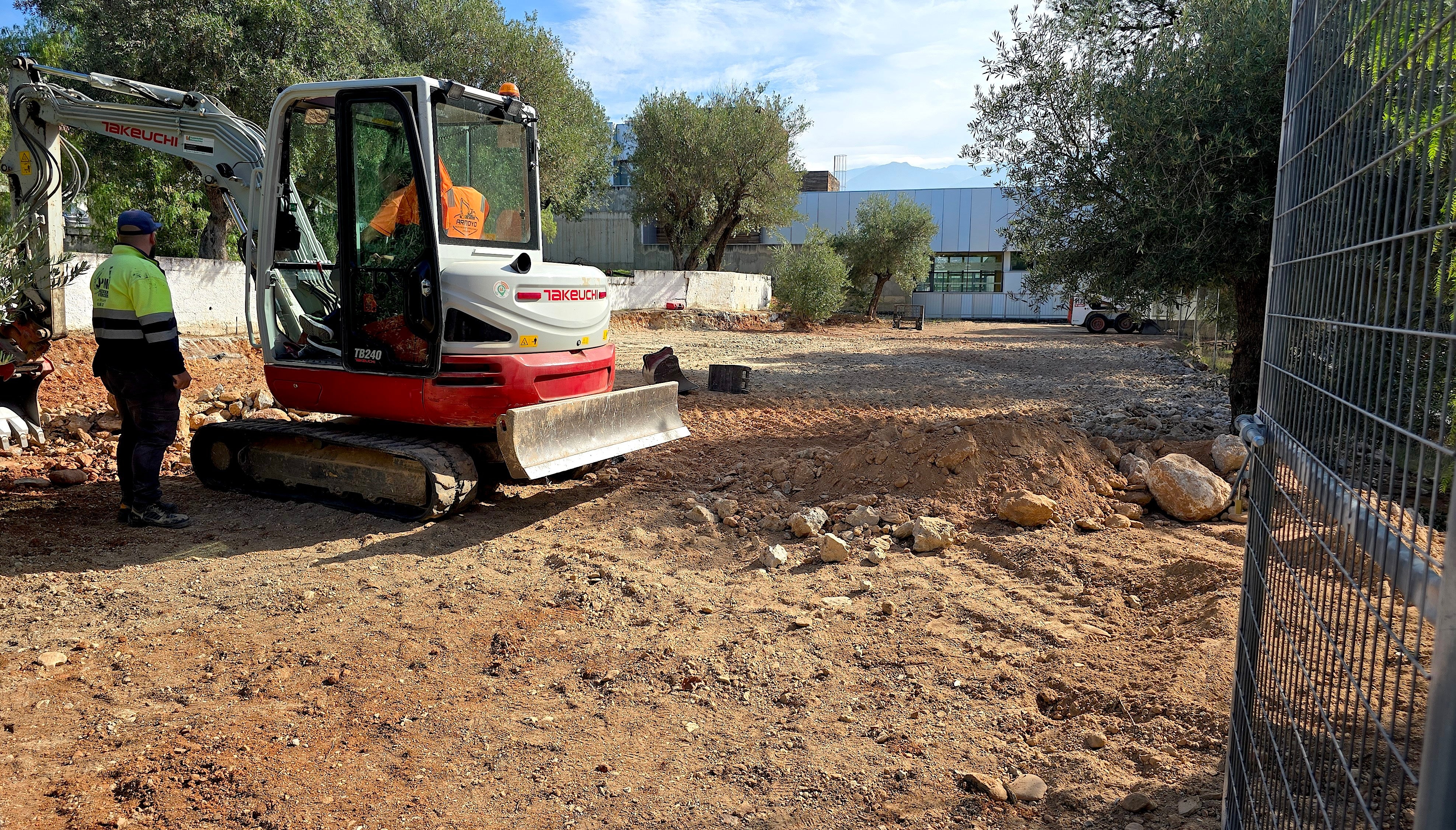 Acondicionamiento del solar situado junto al Centro de Salud para habilitar unas pistas de petanca.