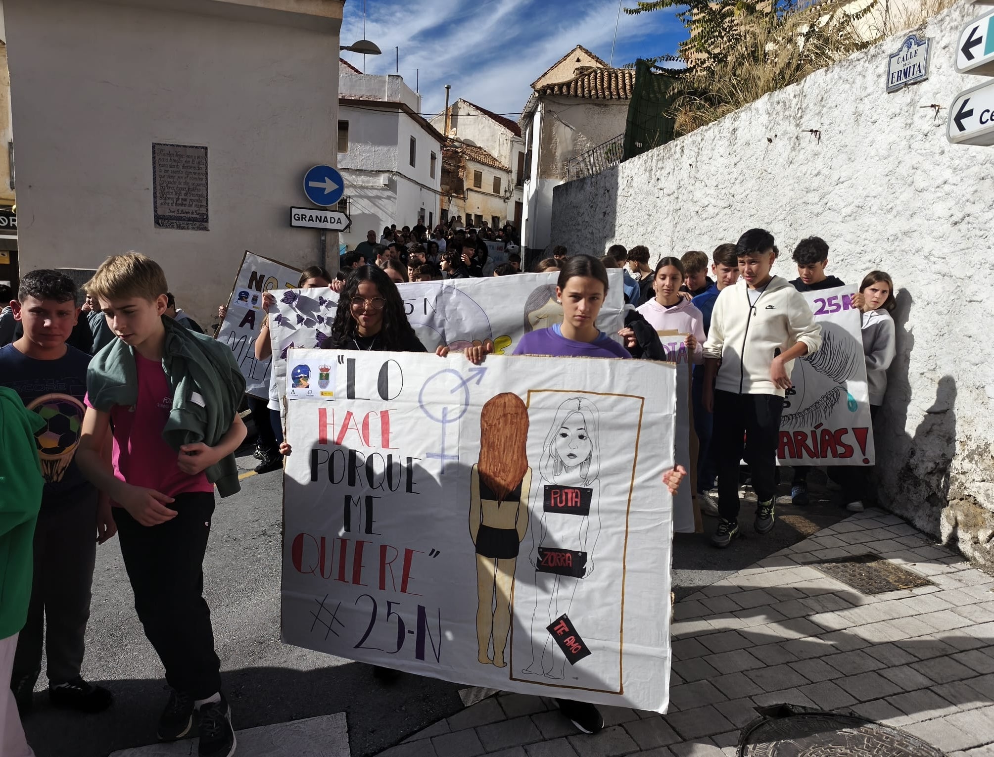 Los centros educativos de Huétor Vega enarbolan la lucha del 25N
