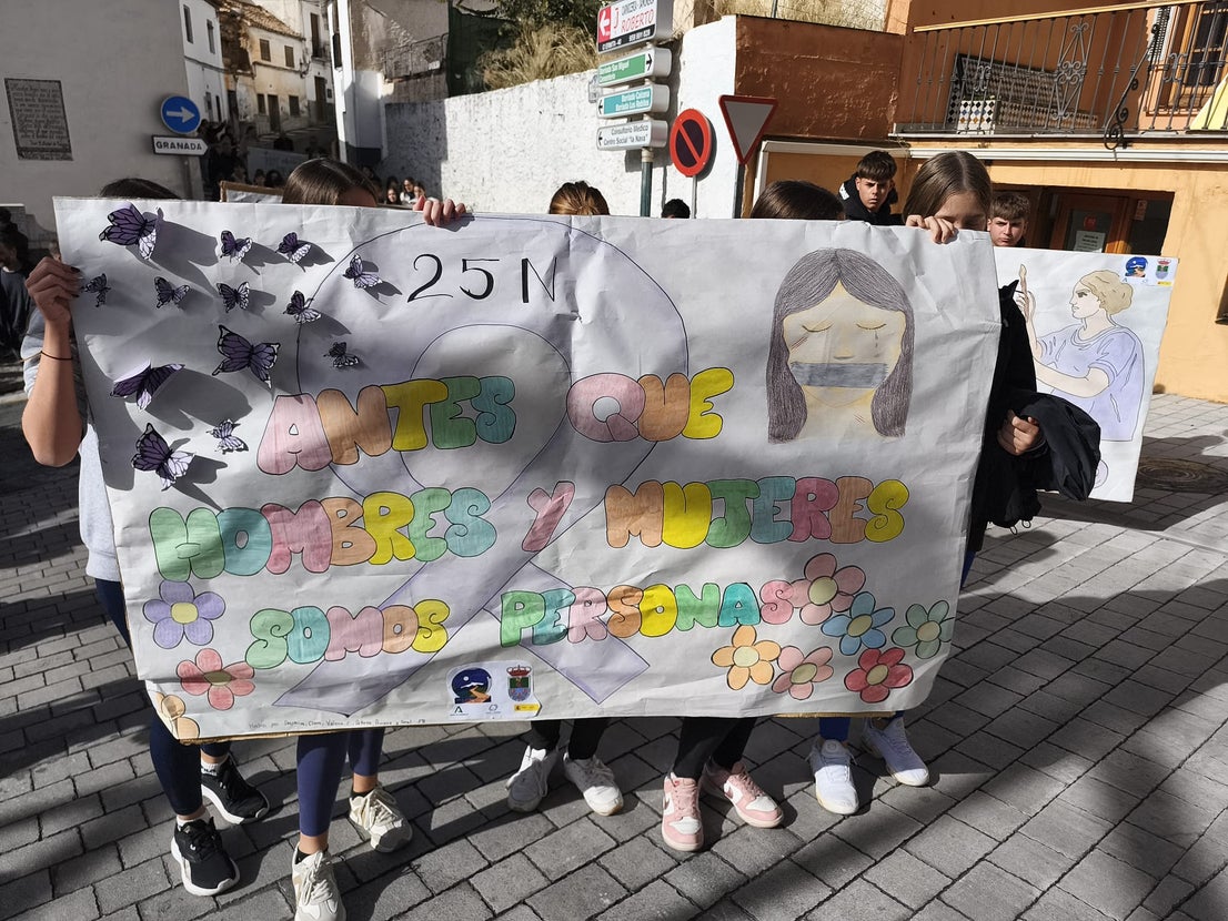 Los centros educativos de Huétor Vega enarbolan la lucha del 25N
