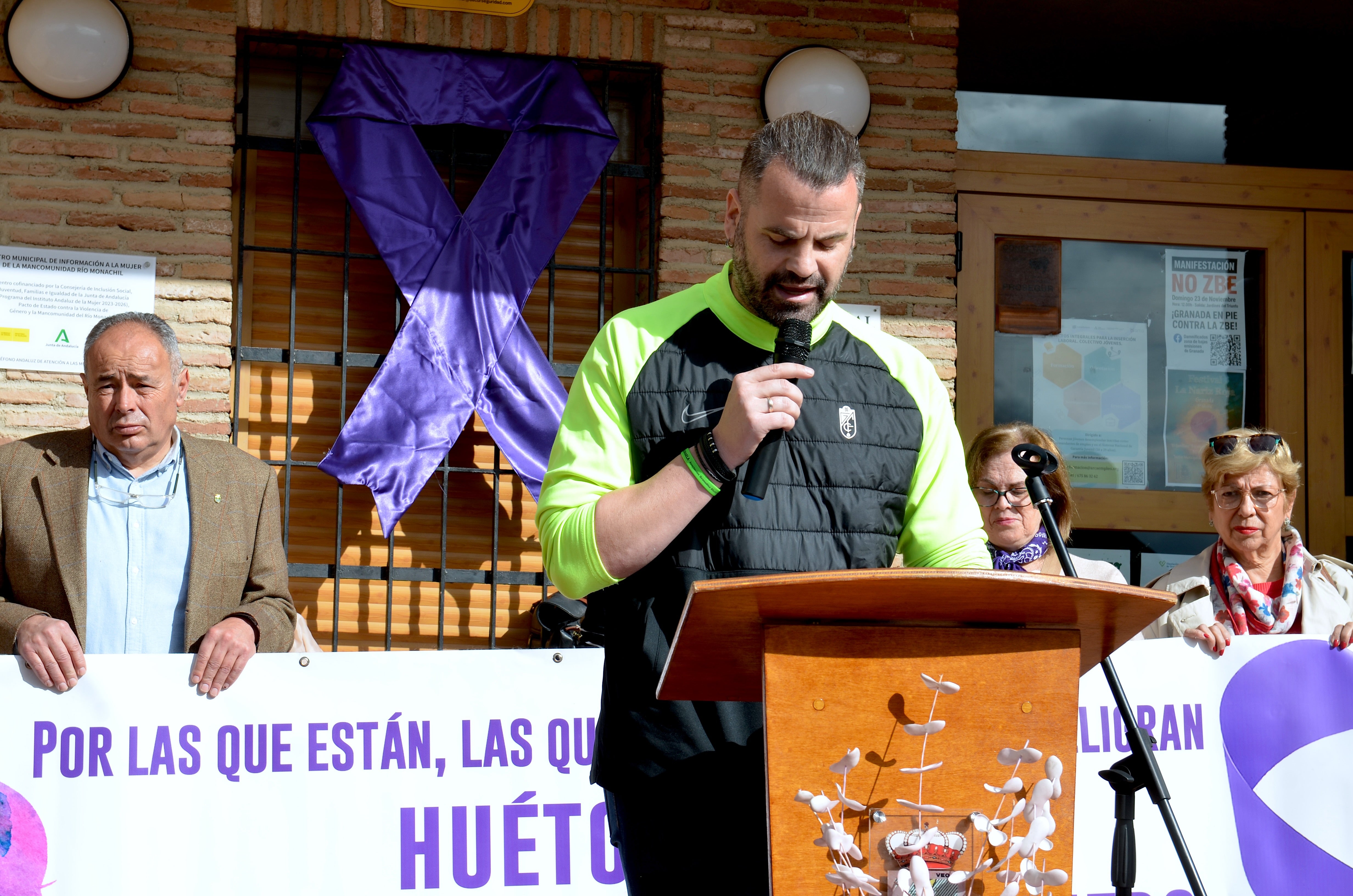 Los centros educativos de Huétor Vega enarbolan la lucha del 25N