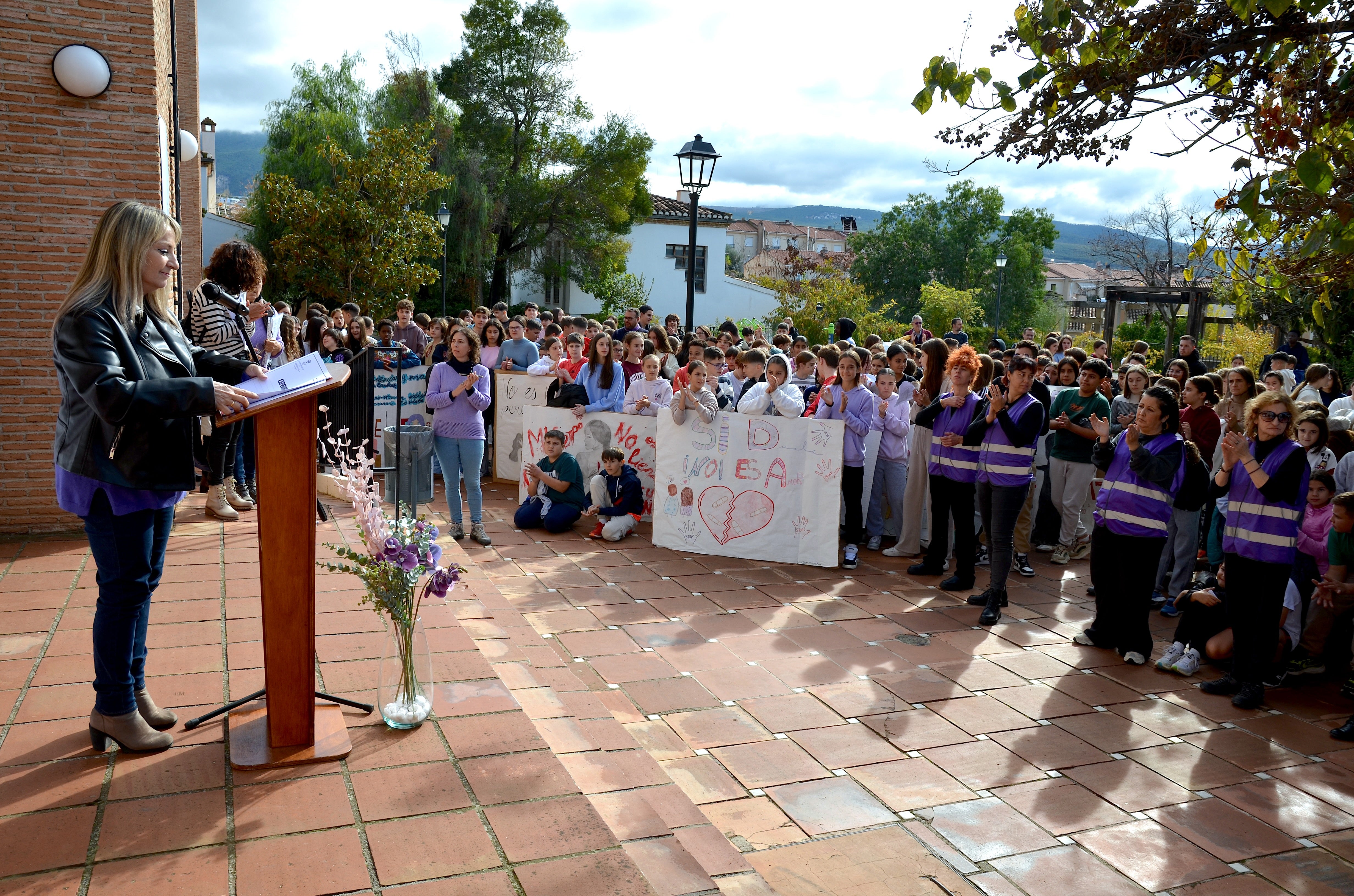 Los centros educativos de Huétor Vega enarbolan la lucha del 25N