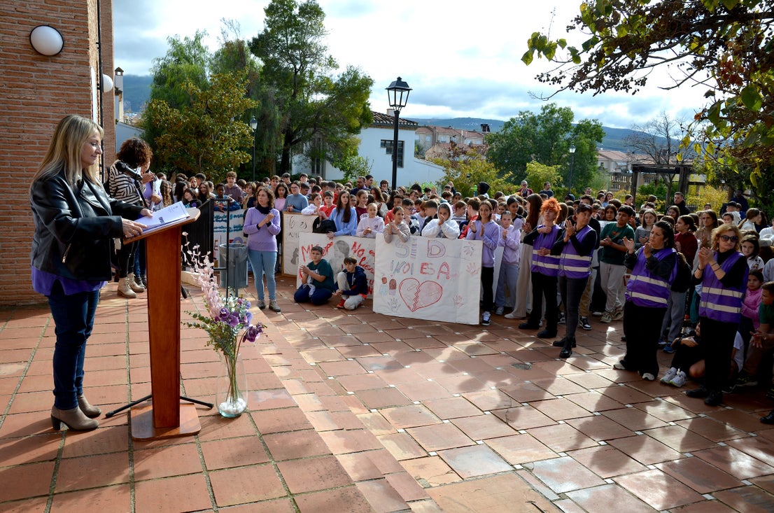 Los centros educativos de Huétor Vega enarbolan la lucha del 25N