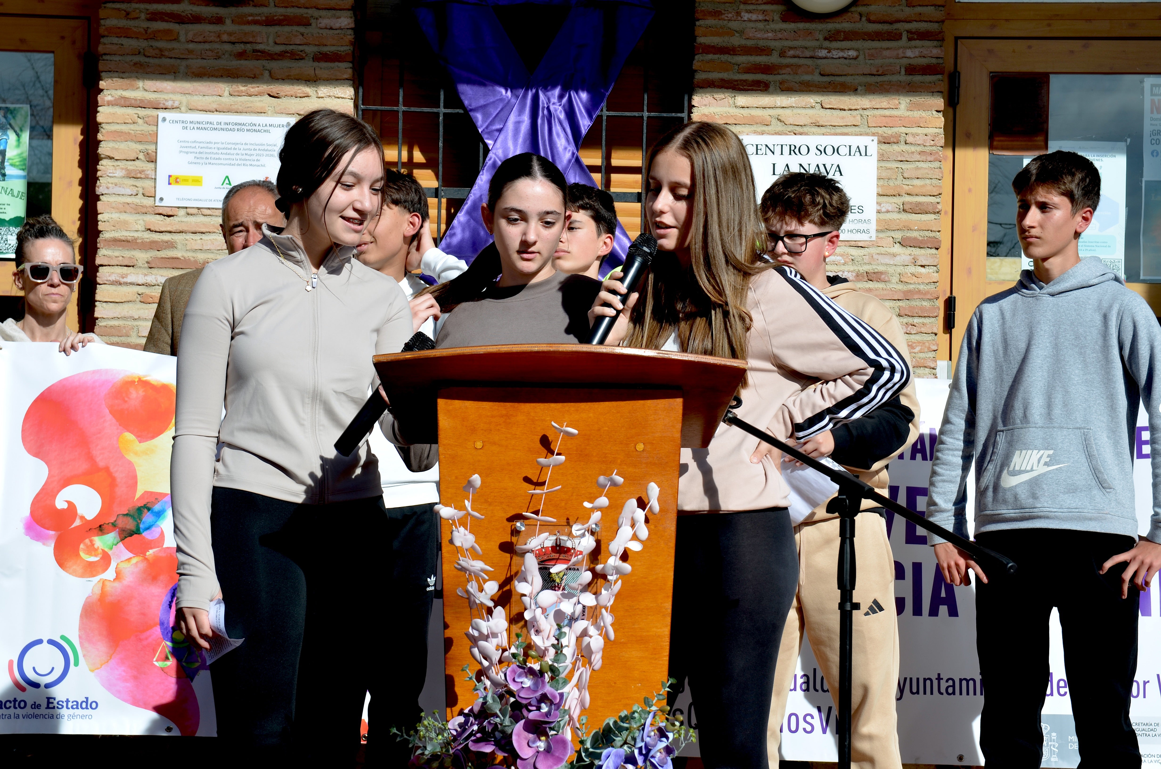 Los centros educativos de Huétor Vega enarbolan la lucha del 25N