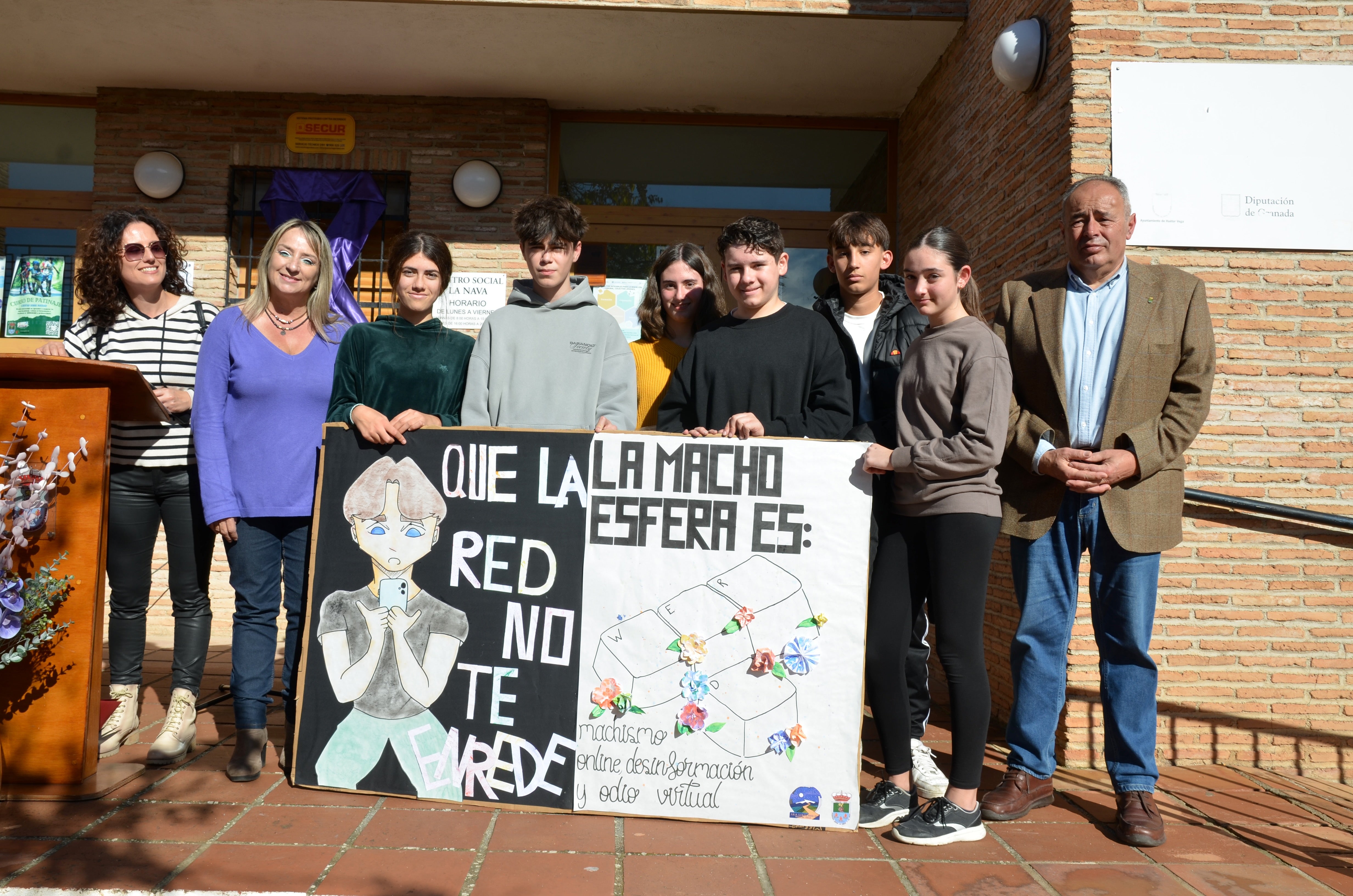 Los centros educativos de Huétor Vega enarbolan la lucha del 25N