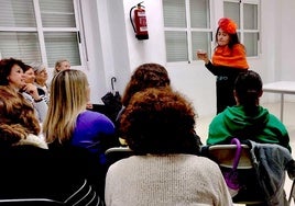 La actriz Rosa Inés Morales interpreta 'Mujeres' en el Hogar del Pensionista.