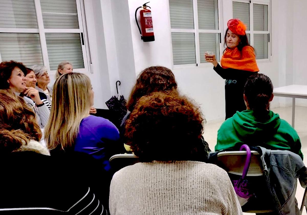 La actriz Rosa Inés Morales interpreta 'Mujeres' en el Hogar del Pensionista.