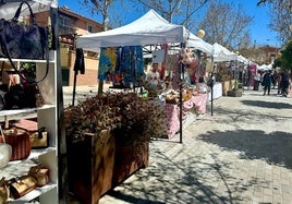 Mercadillo en el Bulevar de Doña Juana, organizado por los comercios de la zona.