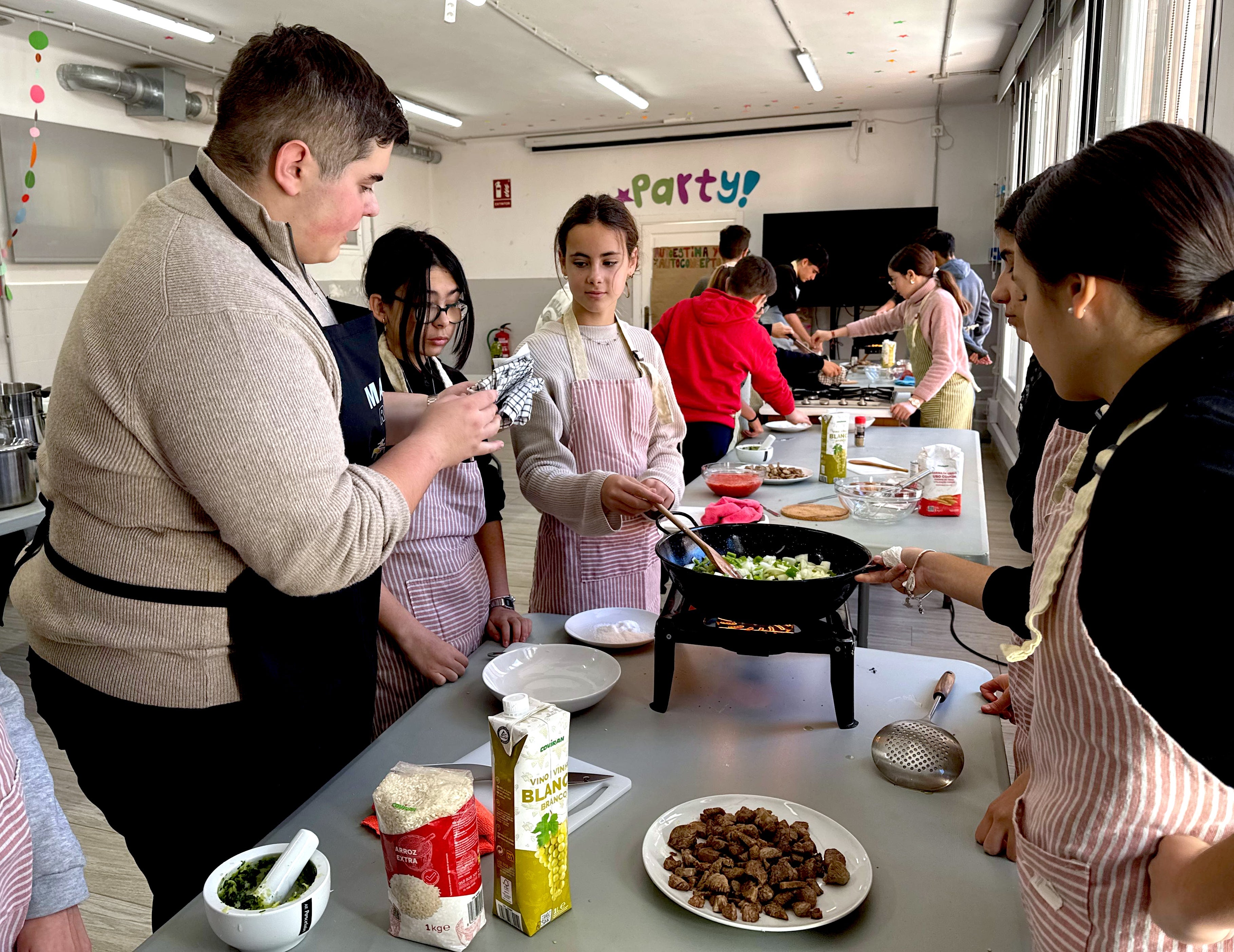 El joven chef hueteño Manuel Ruano, dando instrucciones.