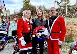 Carolina Higueras, concejala de Fiestas, con algunos participantes hueteños.