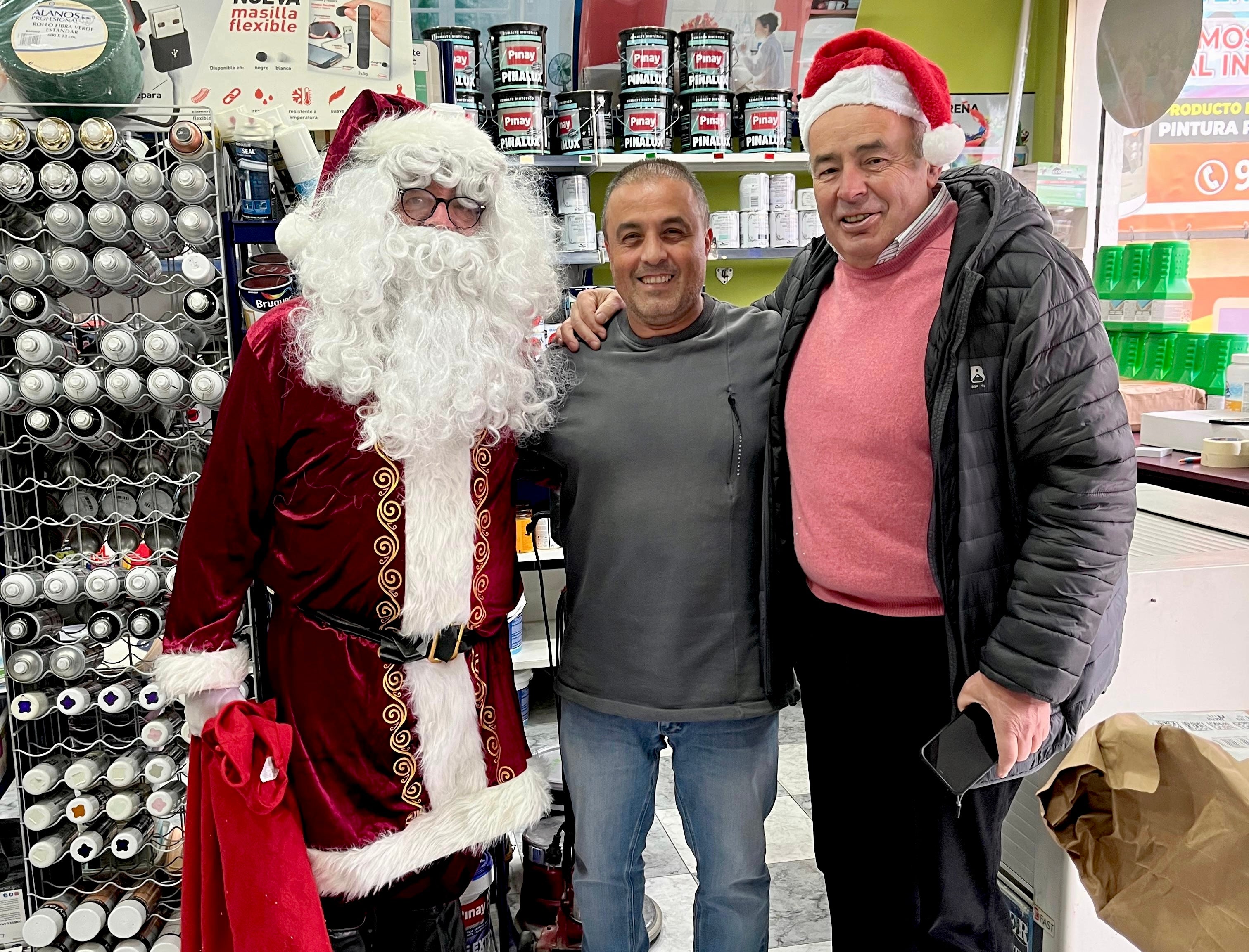 Visita navideña a los comercios hueteños.