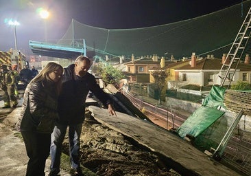 La concejala de Urbanismo y el alcalde observan el estado del muro desprendido.