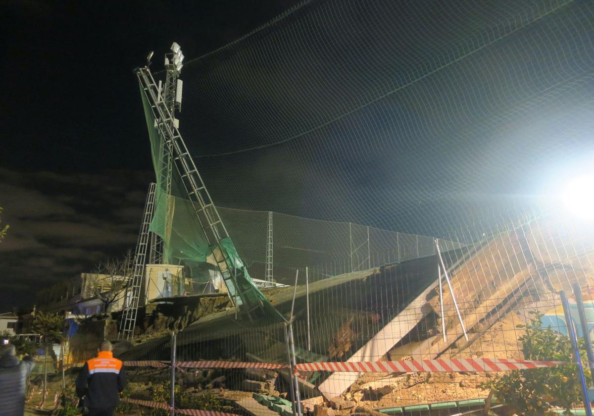 Parte del campo de fútbol de Huétor Vega se viene abajo tras derrumbarse un muro