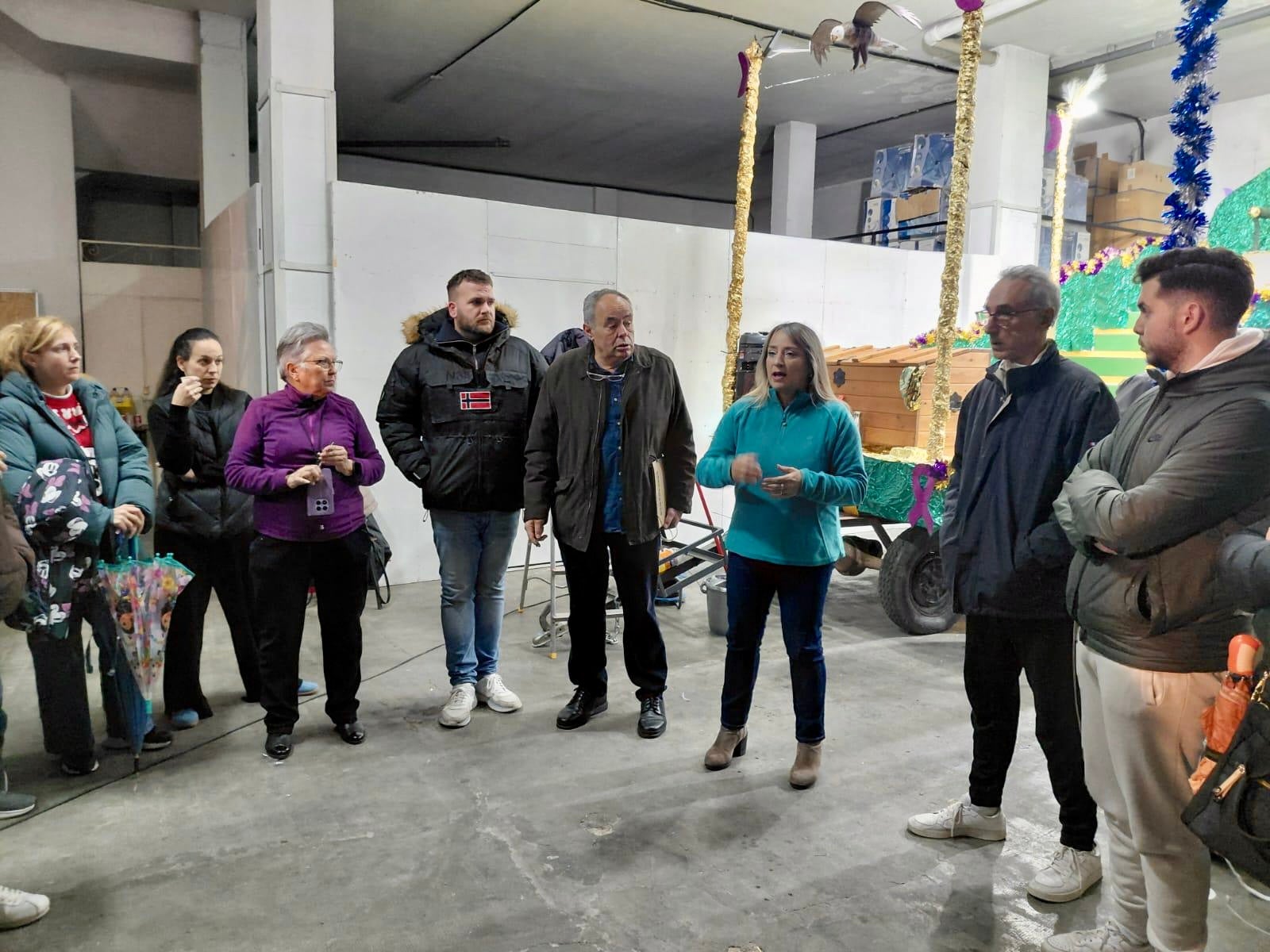 Carolina Higueras, concejala de Fiestas, se dirige a los colectivos participantes.