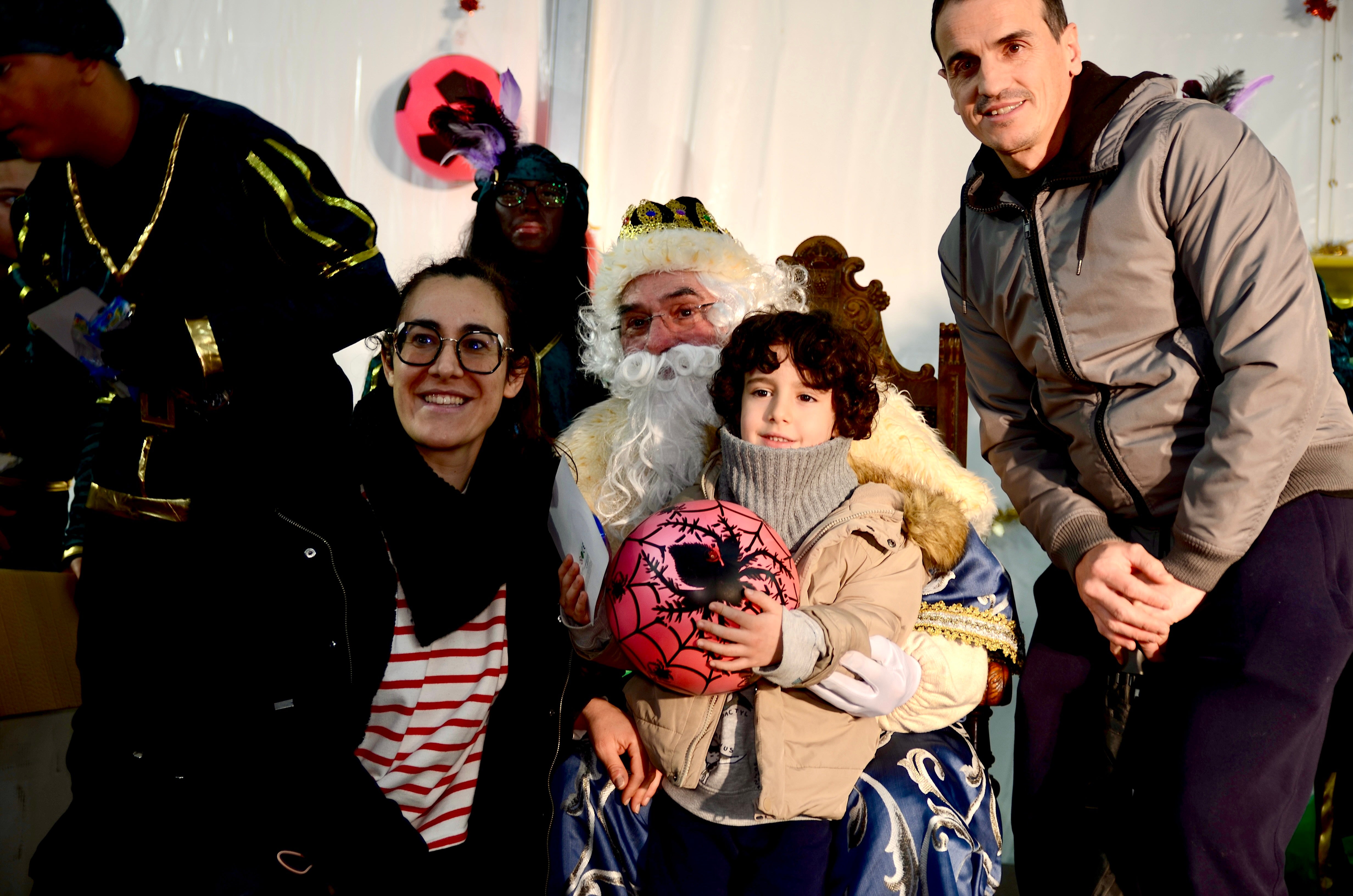 Los Reyes Magos llenan la carpa de Huerta Cercada en Huétor Vega