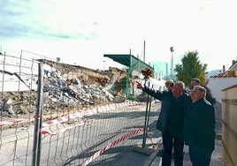 El alcalde de Huétor Vega, Mario del Paso, muestra el estado del muro al diputado provincial de Emergencias y Asistencia a Municipios.