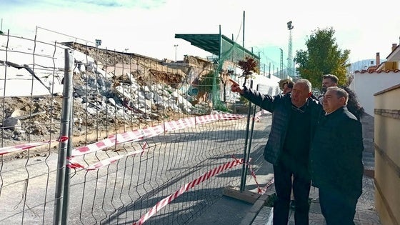 El diputado de Emergencias visita Huétor Vega para conocer el estado del muro de Las Viñas