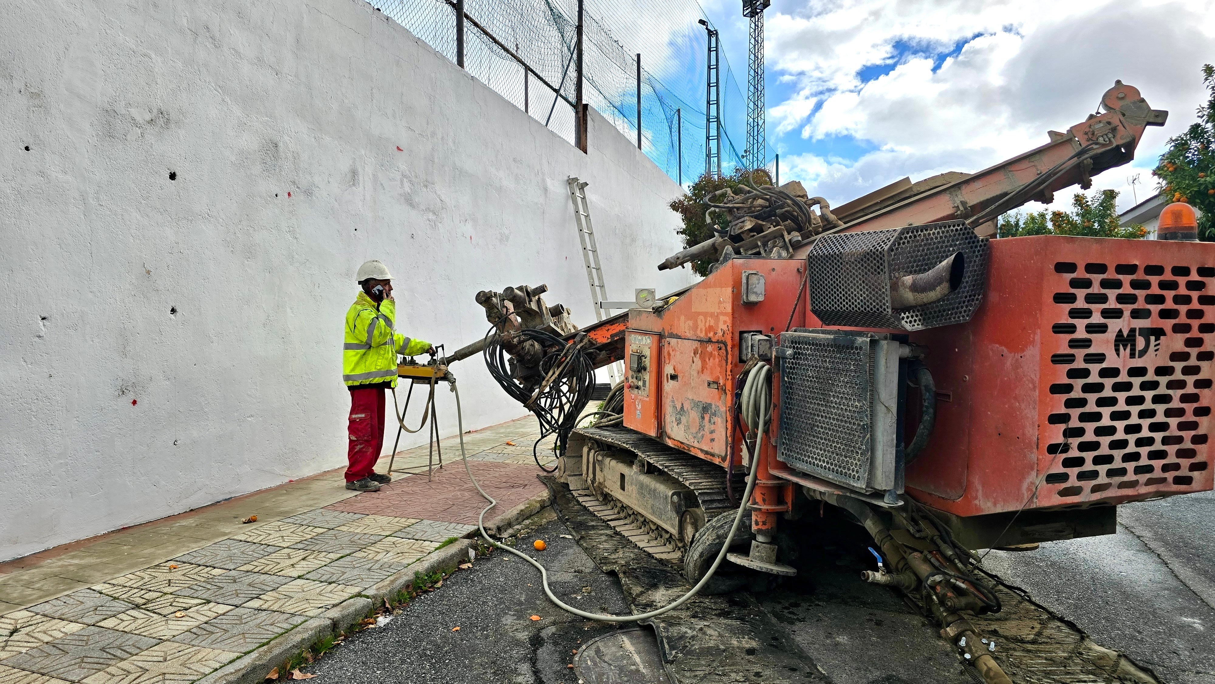 Un trabajador, con una de las máquinas que actúan en el muro perimetral de Las Viñas.
