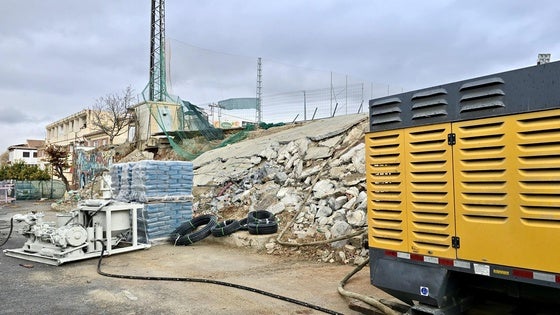 Comienzan los trabajos de reconstrucción del muro del polideportivo Las Viñas
