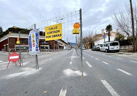 Inicio del corte en la Avenida de Andalucía, donde solo se puede circular en dirección a Huétor Vega.