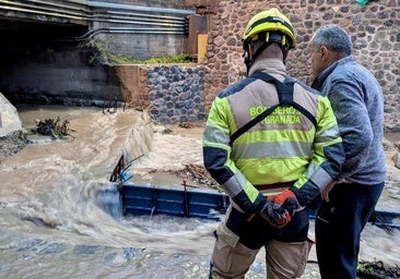 El alcalde de Huétor Vega, Mario del Paso, visita la acequia desbordada en el Camino del Zute.