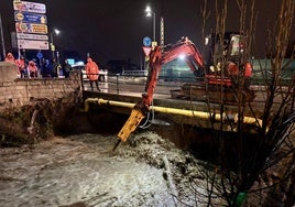 Actuación en el cauce del río Monachil este miércoles.