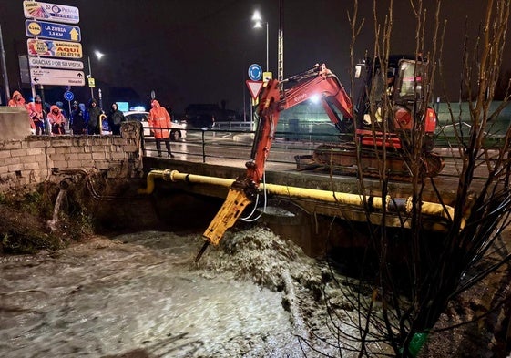 Actuación en el cauce del río Monachil este miércoles.